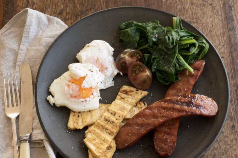 Halloumi with poached eggs, tomatoes, spinach and chorizo - Arwen's Thermo Pics